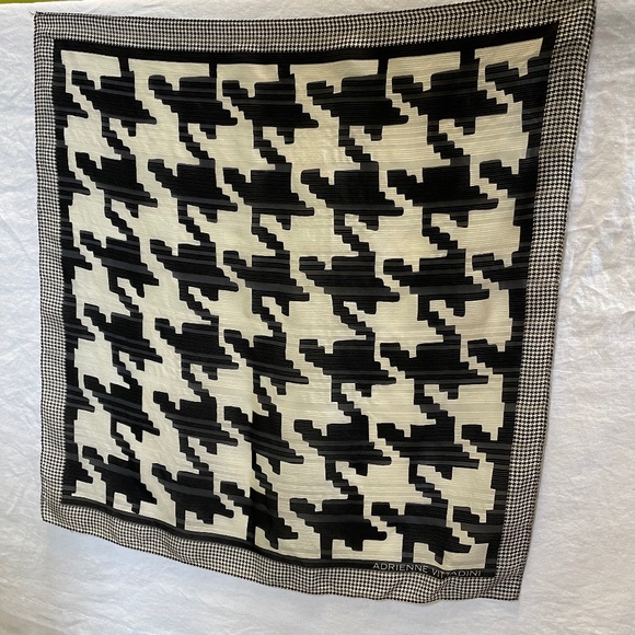 ADRIENNE VITTADINI 100% silk scarf, 20'' X 20''. «Pied de Poule» pattern. - Picture 5 of 9